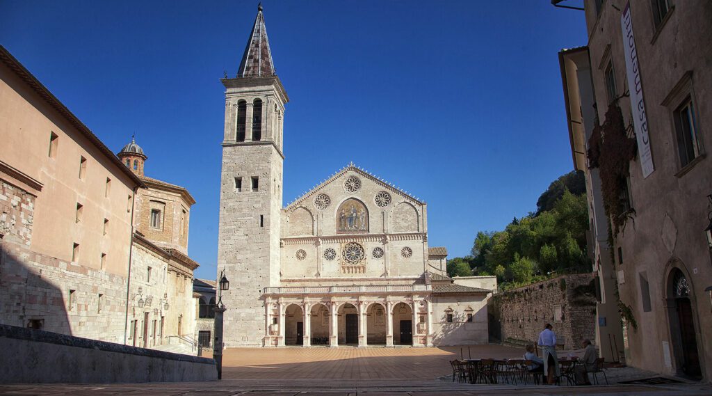 Vista frontale della facciata Duomo di Spoleto