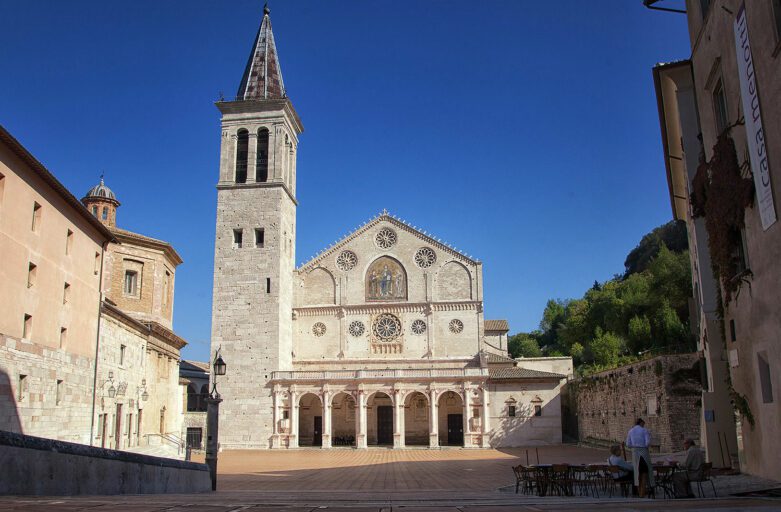 Vista frontale della facciata Duomo di Spoleto