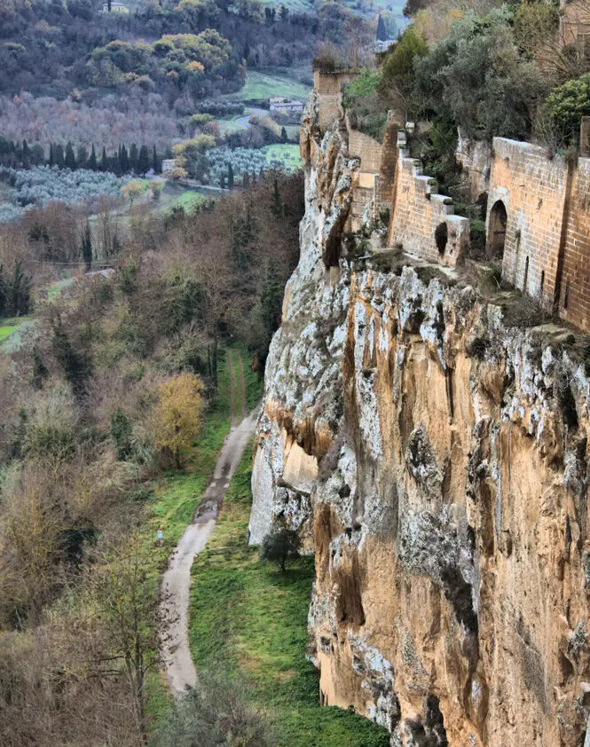 Vista aerea del sentiero dell’Anello della Rupe. Sulla destra la rupe di tufo e sulla sinistra le campagne orvietane.
