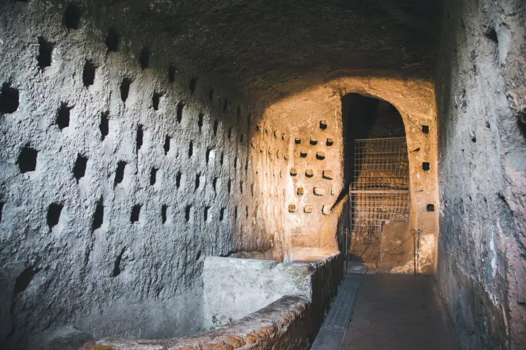Vista dello spazio chiamato colombaia. Nella roccia sono scavati molti piccoli spazi che accoglievano appunto i colombi.