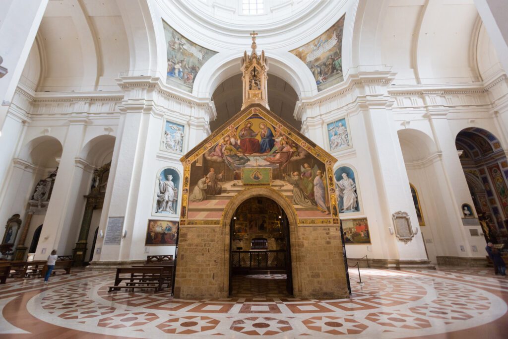 Vista frontale ravvicinata della porziuncola di Assisi all'interno della Basilica.