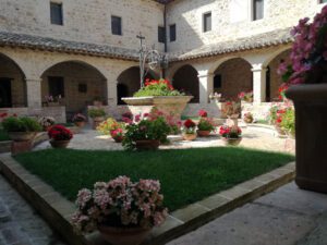 Vista dell'interno del chiostro di San Damiano.