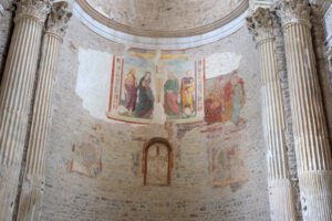 Dettaglio dell'affresco presente nell'abside della Basilica di San Salvatore. Quello che resta dell'affresco rappresenta la Crocifissione.