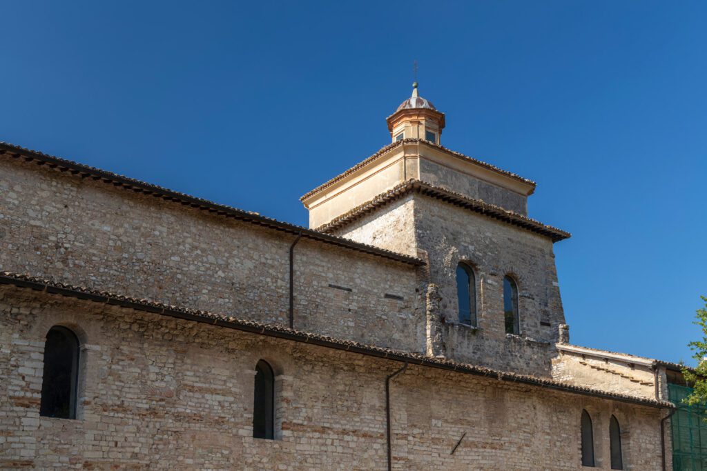 Vista scorciata del fianco della Basilica di San Salvatore a Spoleto.