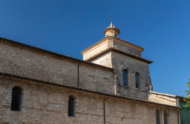 Vista scorciata del fianco della Basilica di San Salvatore a Spoleto.