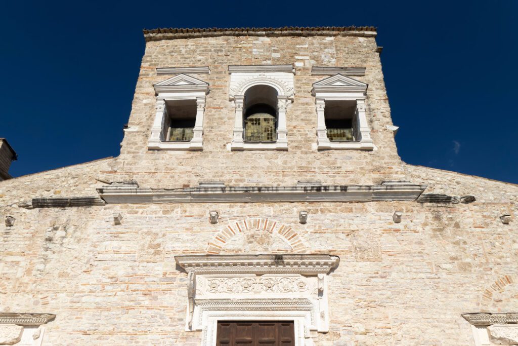 Vista dal basso della facciata della Basilica di San Salvatore.