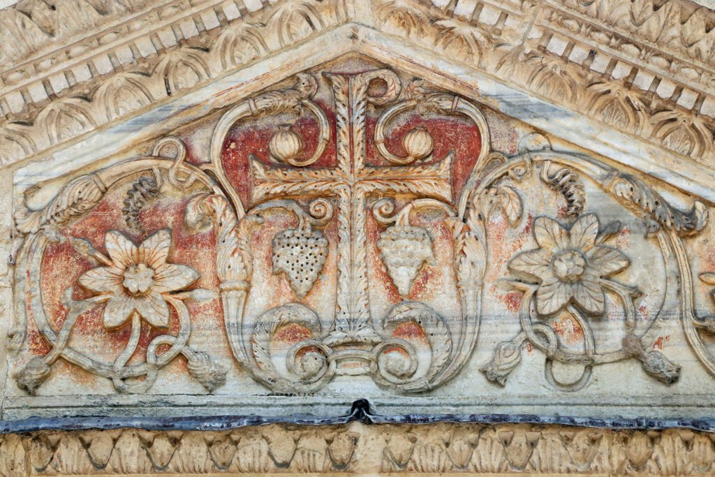 Dettaglio del timpano del tempietto sul clitunno.