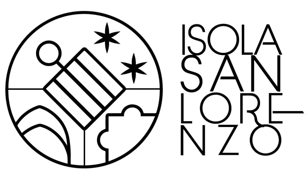 Logo dell'Isola di San Lorenzo. In un cerchio sono inserite: al centro la graticola simbolo del martirio di San Lorenzo, in alto a destra le due stelle del manto della Madonna delle Grazie, in basso a destra una parte della forma delle formelle sulla facciata, in basso a sinistra la forma degli archi all'interno della Perugia Sotterranea. Queste immagini sono tutte stilizzate rappresentate solo come linee. Alla destra del cerchio compare la scritta Isola di San Lorenzo.