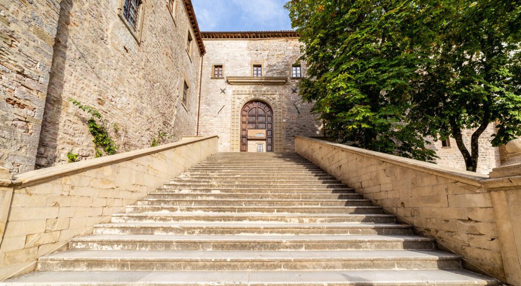 Vista dal basso della scalinata che conduce al portale di accesso della Basilica di Sant'Ubaldo di Gubbio.