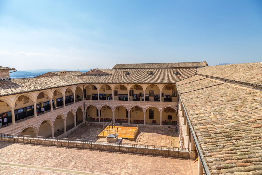 Vista dall'alto del chiostro della basilica di san francesco, che si sviluppa su due ordini di archi.