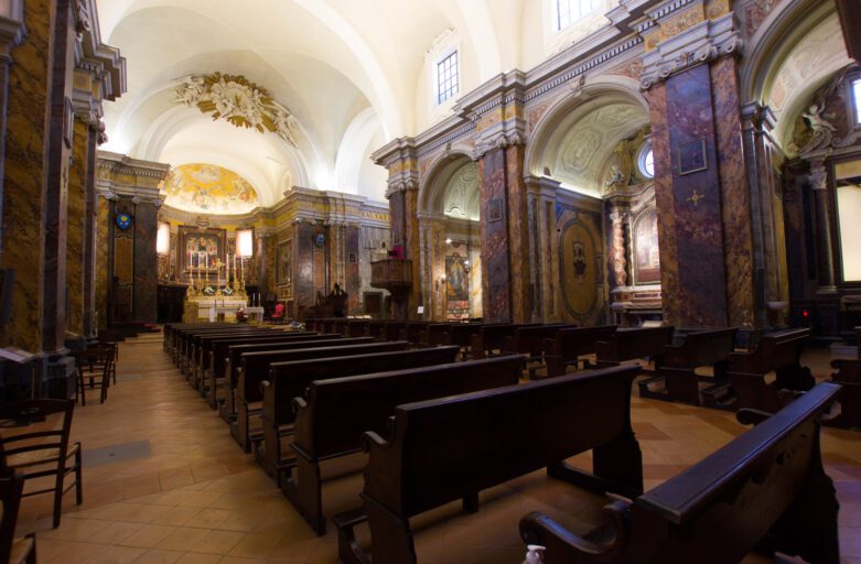 Vista dell'interno della Cattedrale di Città della Pieve dall'angolo sinistro dell'unica navata. Sul fondo è visibile l'altare mentre sulla destra le nicchie nelle quali si trovano le opere dei grandi pittori come il Perugino e il Pomarancio.