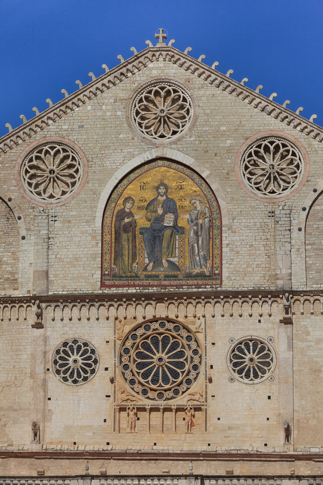 Dettaglio del mosaico del maestro Solsterno, incorniciato da 6 rosoni di diverse dimensioni, sulla facciata del duomo di Spoleto.