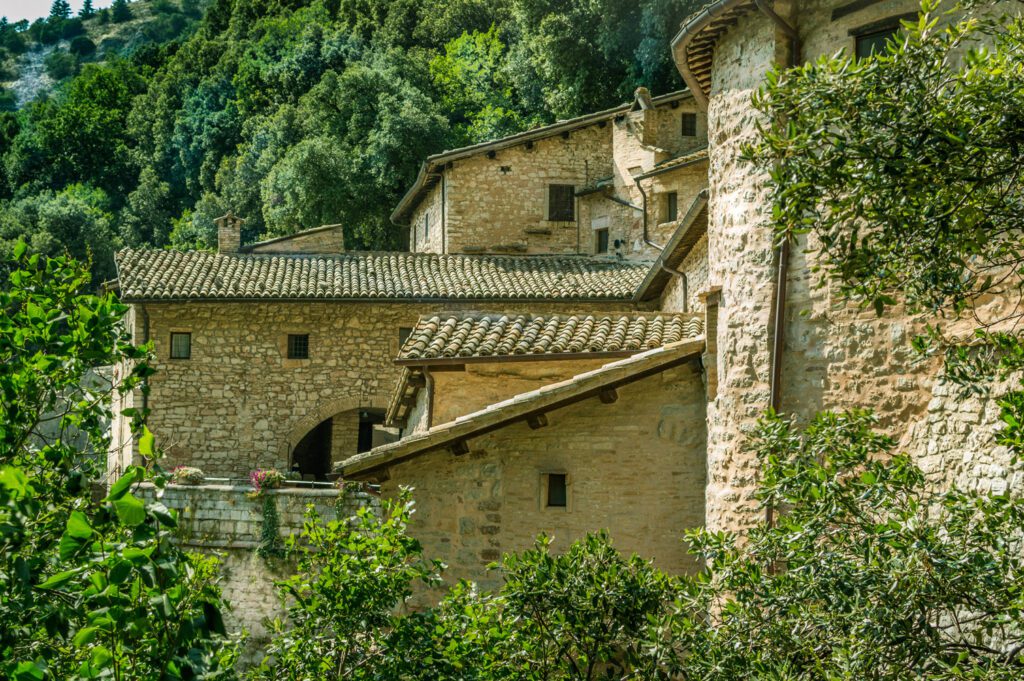 Vista laterale della struttura dell'Eremo delle Carceri di Assisi.
