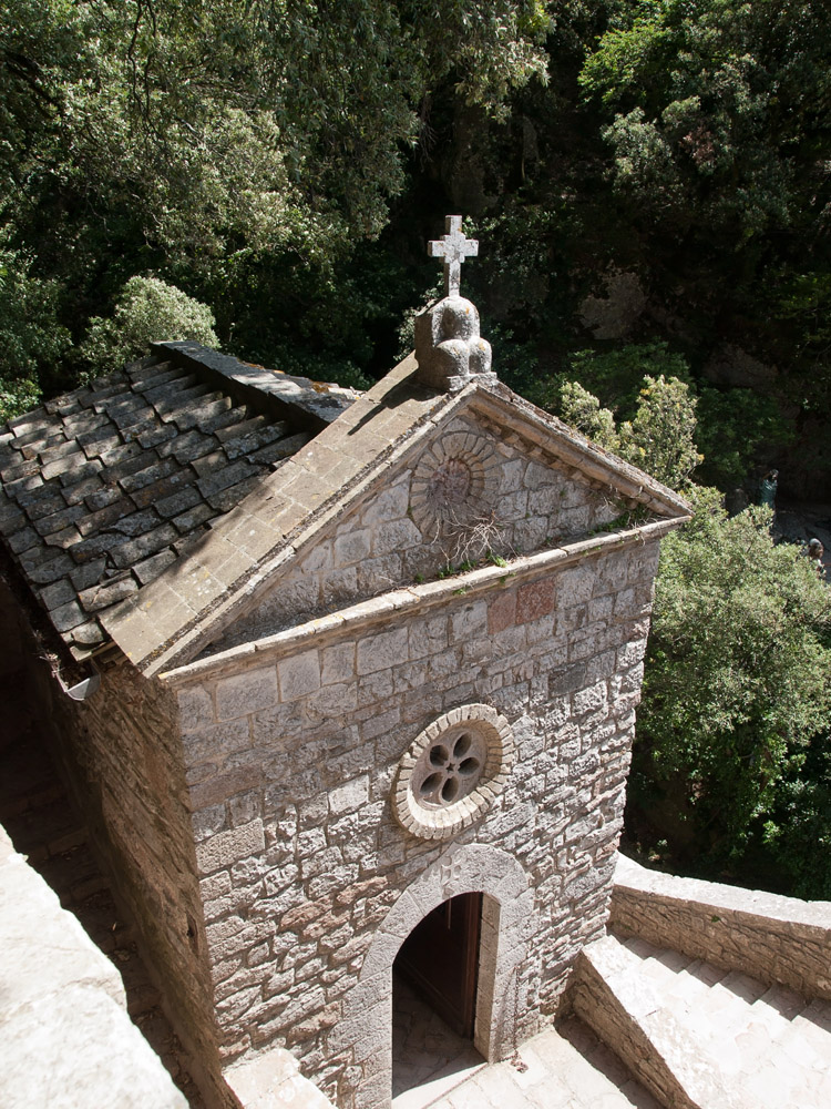 Vista dall'alto della piccola chiesa di Santa Maria delle Carceri in pietra rosa.