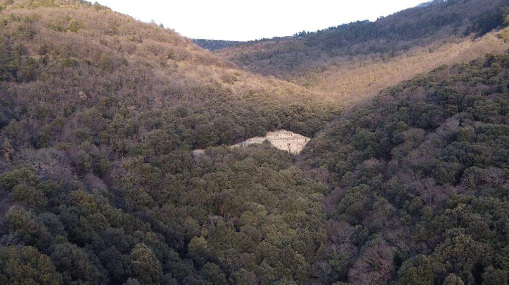 Vista aerea dell'eremo delle carceri che sorge nel mezzo dei boschi umbri.