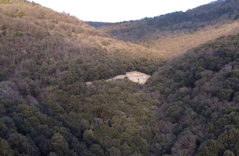 Vista aerea dell'eremo delle carceri che sorge nel mezzo dei boschi umbri.