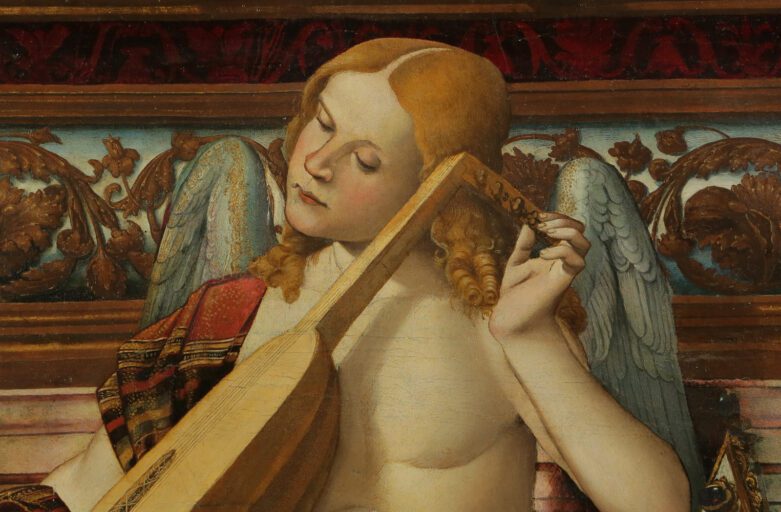 Dettaglio dell'angelo che accorda il liuto nella parte centrale in basso della Pala di Sant'Onofrio, opera di Luca Signorelli.