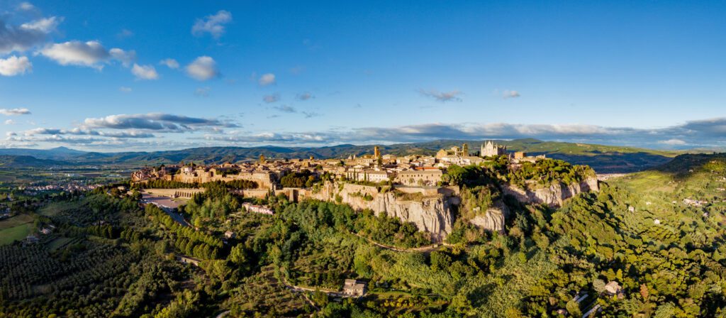 Orvieto: vista aerea della città. La città si erge sulla Rupe di tufo ed è circondata dal verde delle campagne umbre.