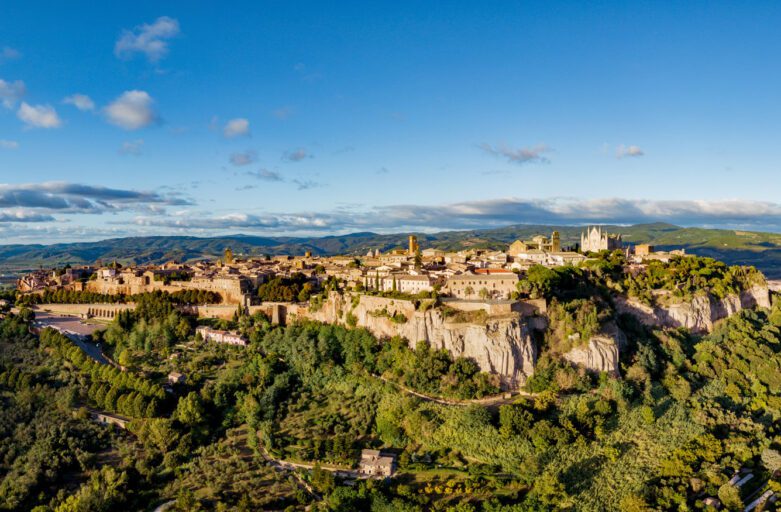 Orvieto: vista aerea della città. La città si erge sulla Rupe di tufo ed è circondata dal verde delle campagne umbre.