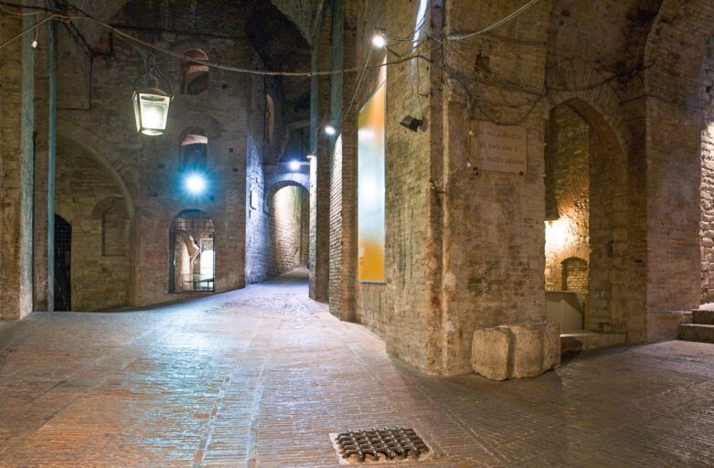 Spiazzo interno della Rocca Paolina. Grazie alle luci di lampadari e lampadine è possibile muoversi nella città sotterranea.