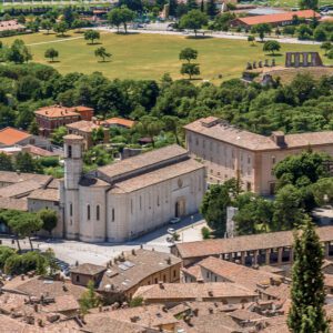 Vista aerea di una porzione di Gubbio, con San Francesco ben visibile sulla sinistra. Sullo sfondo le campagne umbre e il Teatro Romano.