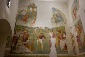 Vista frontale del grande affresco del perugino che rappresenta la deposizione dalla croce e testimonia una testimonianza della tarda produzione artistica dell'autore.
