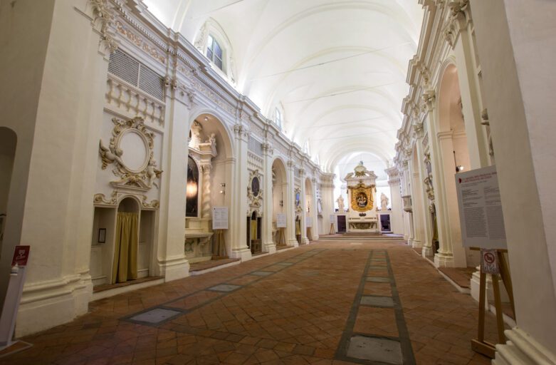 Vista leggermente scorciata dell'interno del museo civico-diocesano di Santa Maria dei Servi. Ai lati dell'unica navata le nicchie contenenti le varie opere, sul fondo l'abside.