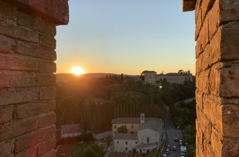 Vista delle vicinanze fuori le mura, dalla terrazza della torre del cassero. La calda luce del tramonto colora il verde e le mura del vicino San Matteo degli Armeni.