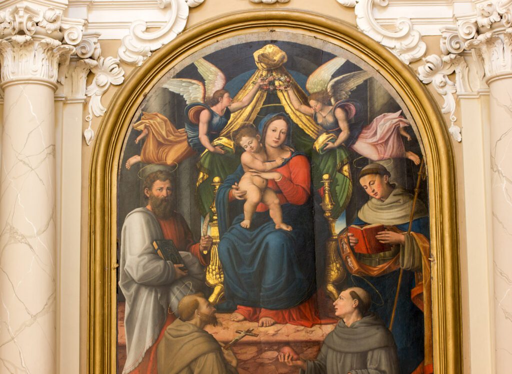 Vista frontale dell' opera che rappresenta la Madonna in trono che si trova in una delle nicchie nella navata della chiesa di San Francesco.