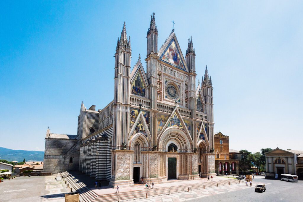 Duomo di Orvieto: Santa Maria Assunta, vista leggermente laterale della facciata e del fianco della cattedrale di Orvieto.