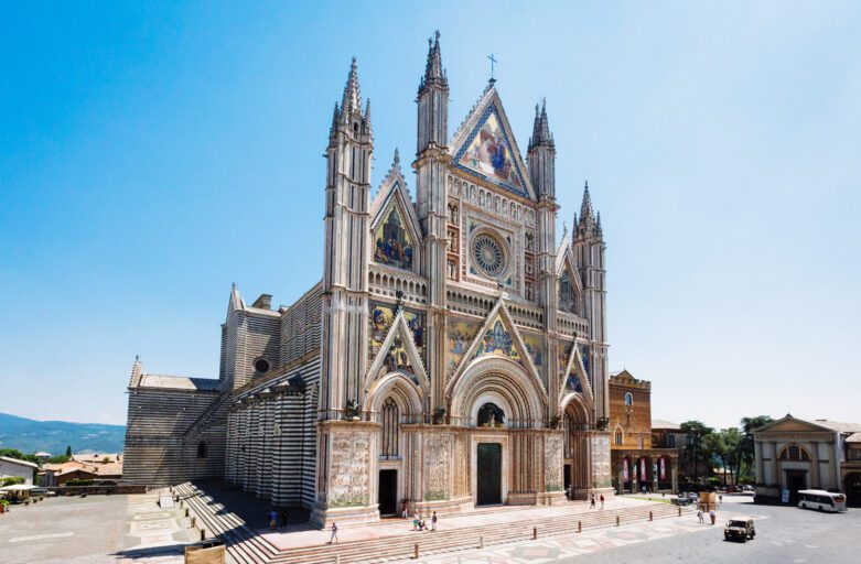 Duomo di Orvieto: Santa Maria Assunta, vista leggermente laterale della facciata e del fianco della cattedrale di Orvieto.