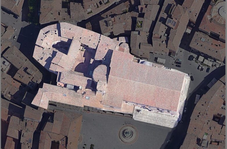 Vista aerea dell'Isola di San Lorenzo. La vista è la stessa di google maps, i tetti del complesso in questione sono evidenziati rispetto a quelli dell'abitato.