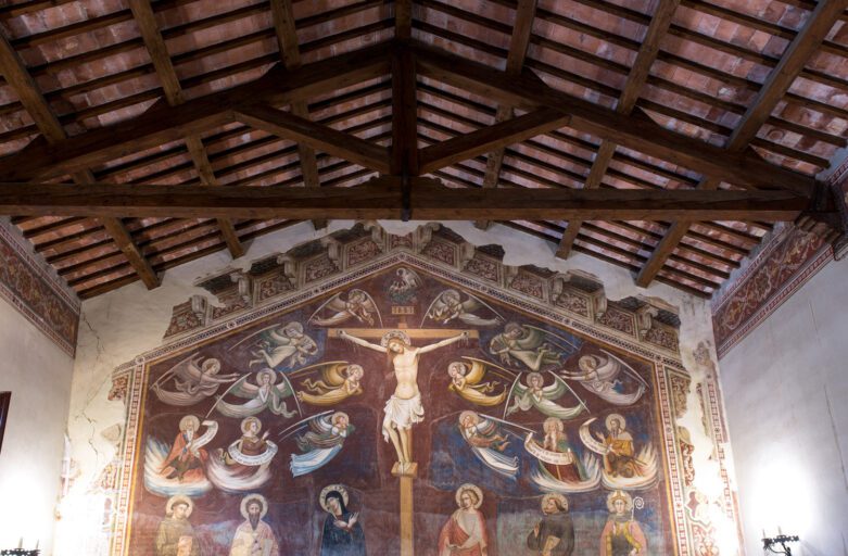 Vista dell'affresco di Jacopo di Mino del Pellicciaio. Sopra all'affresco, che rappresenta la Crocifissione, è visibile il soffitto a capriate lignee.
