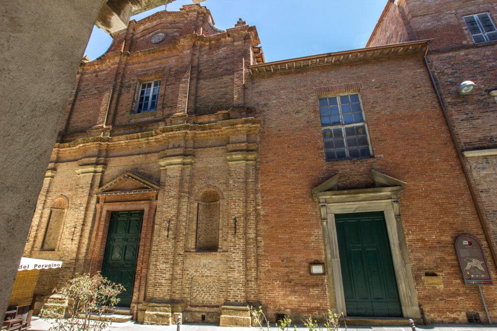 Vista dell'Esterno dell'Oratorio di Santa Maria dei Bianchi, in caratteristico laterizio.