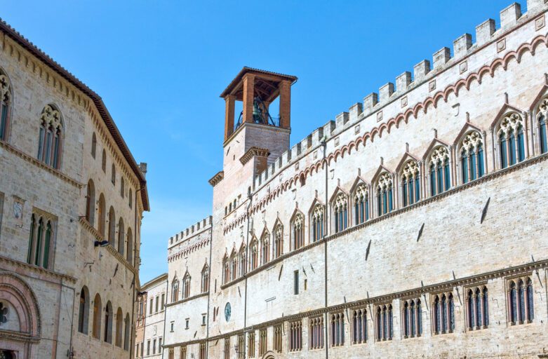 Vista del fianco del Palazzo dei Priori, che corre lungo il corso principale del centro di Perugia: Corso Vannucci.