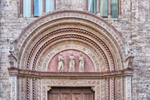 Vista frontale della parte superiore dell'ingresso al palazzo dei Priori che da su corso Vannucci.