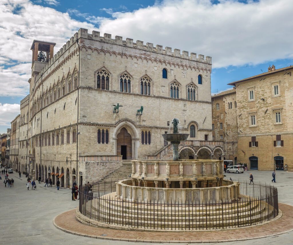 Perugia: vista della piazza principale, Piazza IV Novembre. Sguardo rivolto verso corso Vannucci, con vista della Fontana Maggiore e della facciata di Palazzo dei Priori dietro di essa.