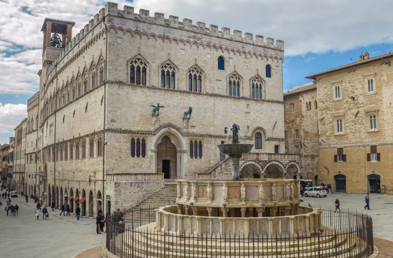 Perugia: vista della piazza principale, Piazza IV Novembre. Sguardo rivolto verso corso Vannucci, con vista della Fontana Maggiore e della facciata di Palazzo dei Priori dietro di essa.