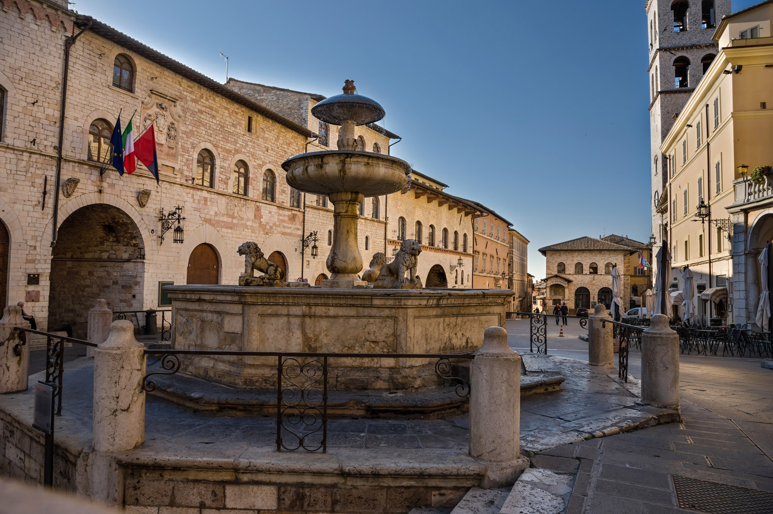 Vista per intero della fontana dei tre leoni nella piazza del comune.