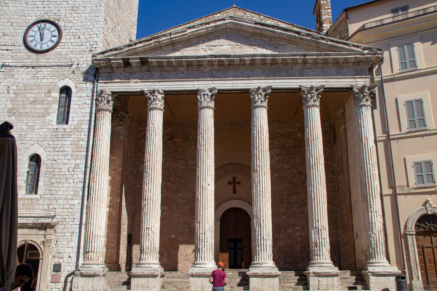 Vista frontale della facciata del tempio di Minerva.
