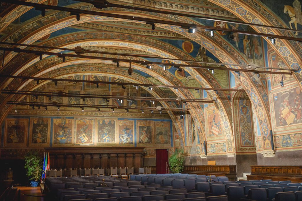 Interno della Sala dei Notari. I grandi archi e le pareti totalmente affrescate creano un ambiente di grande suggestione.