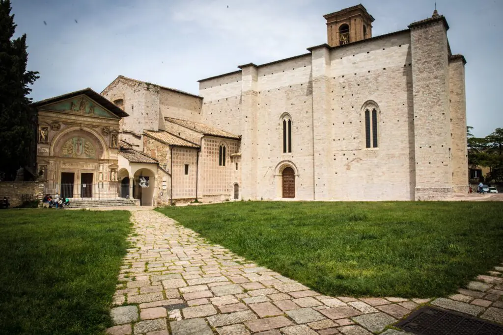 Vista del prato sul quale sorgono San Bernardino, di cui si vede la facciata in fondo al prato a sinistra, e San Francesco, il cui fianco occupa la parte destra dell'immagine. Un dialetto in pietre conduce attraverso il prato agli ingressi delle due chiese.