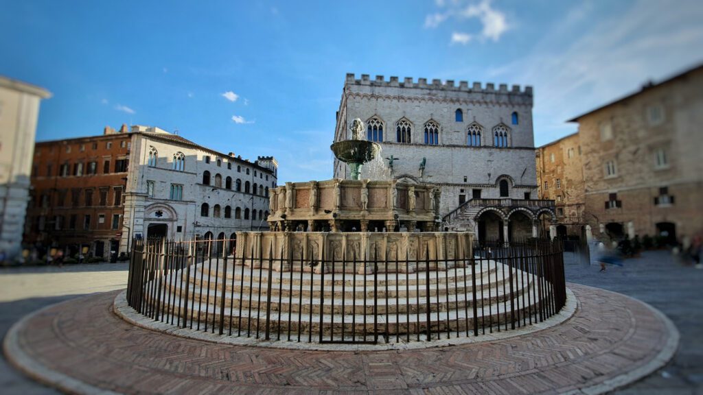 Vista della Fontana Maggiore dando le spalle alla cattedrale. Sullo sfondo la facciata di Palazzo dei Priori.