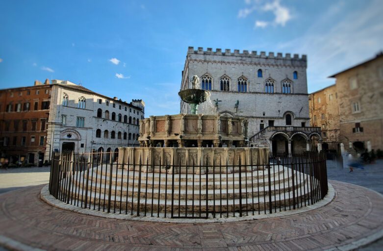 Vista della Fontana Maggiore dando le spalle alla cattedrale. Sullo sfondo la facciata di Palazzo dei Priori.
