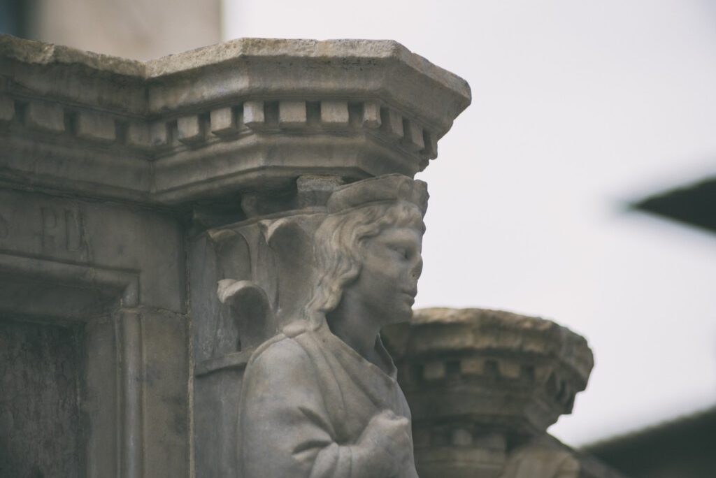 Dettaglio del volto di una delle sculture sulla vasca superiore della fontana maggiore.