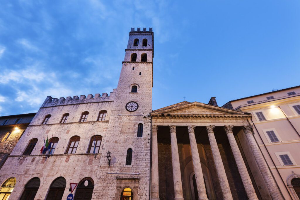 Vista frontale dal basso. A sinistra il palazzo del popolo, al centro la sua torre e a destra il tempio di Minerva.
