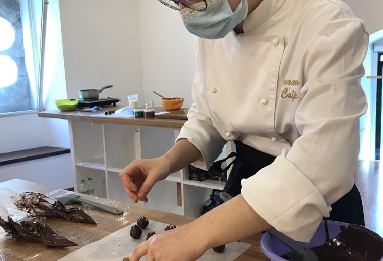 Foto della Maitre Chocolatier che vi guiderà nella realizzazione di alcune prelibatezze.