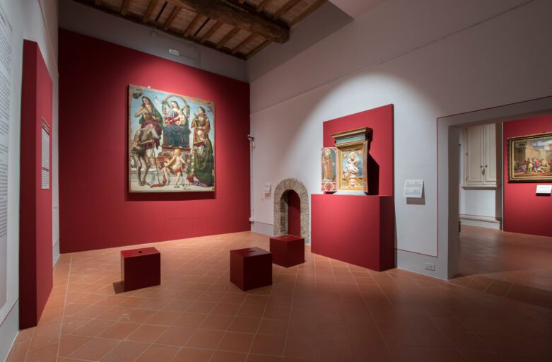 Vista della "Sala Signorelli" del Museo del Capitolo di San Lorenzo. Questa sala contiene la Pala di Sant'Onofrio, capolavoro di arte rinascimentale.