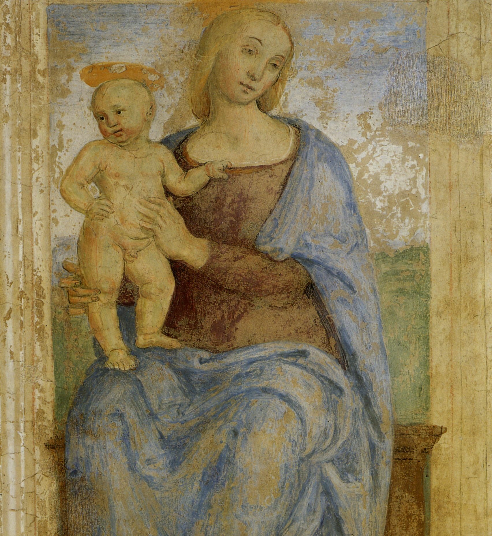 Affresco in buone condizioni raffigurante la Madonna seduta che tiene in piedi sul suo ginocchio destro il Bambino.