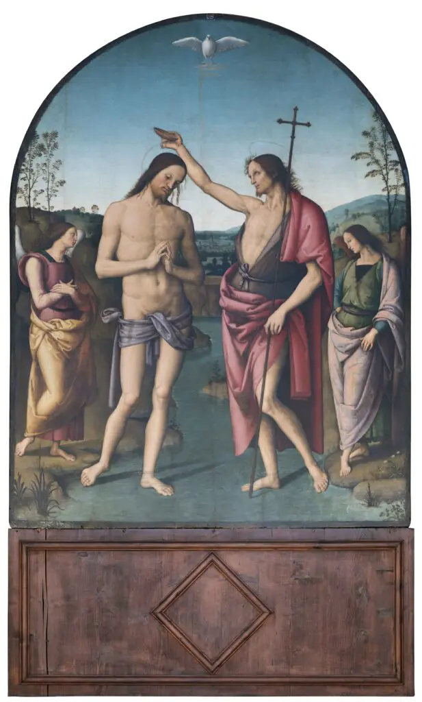 visione d’insieme del dipinto. Al centro della scena, Gesù Cristo e San Giovanni Battista: il primo, coperto solo da un drappo che gli cinge la vita, ha il capo leggermente piegato in avanti e le mani giunte in un atteggiamento di preghiera; il secondo, con una veste corta e un manto che lo copre dalle spalle alle caviglie, tiene nella mano sinistra una lunga croce e con la destra versa dell’acqua sul capo di Gesù. I due hanno i piedi immersi in un ruscello poco profondo. Ai lati della scena, due angeli vestiti con abiti rinascimentali, più piccoli rispetto alle due figure principali. In alto, esattamente al centro della scena, una colomba in volo ad ali spiegate. Sullo sfondo si intravede una balconata, dietro la quale si apre un paesaggio naturale fatto di dolci colline, alberi esili e un cielo sereno.